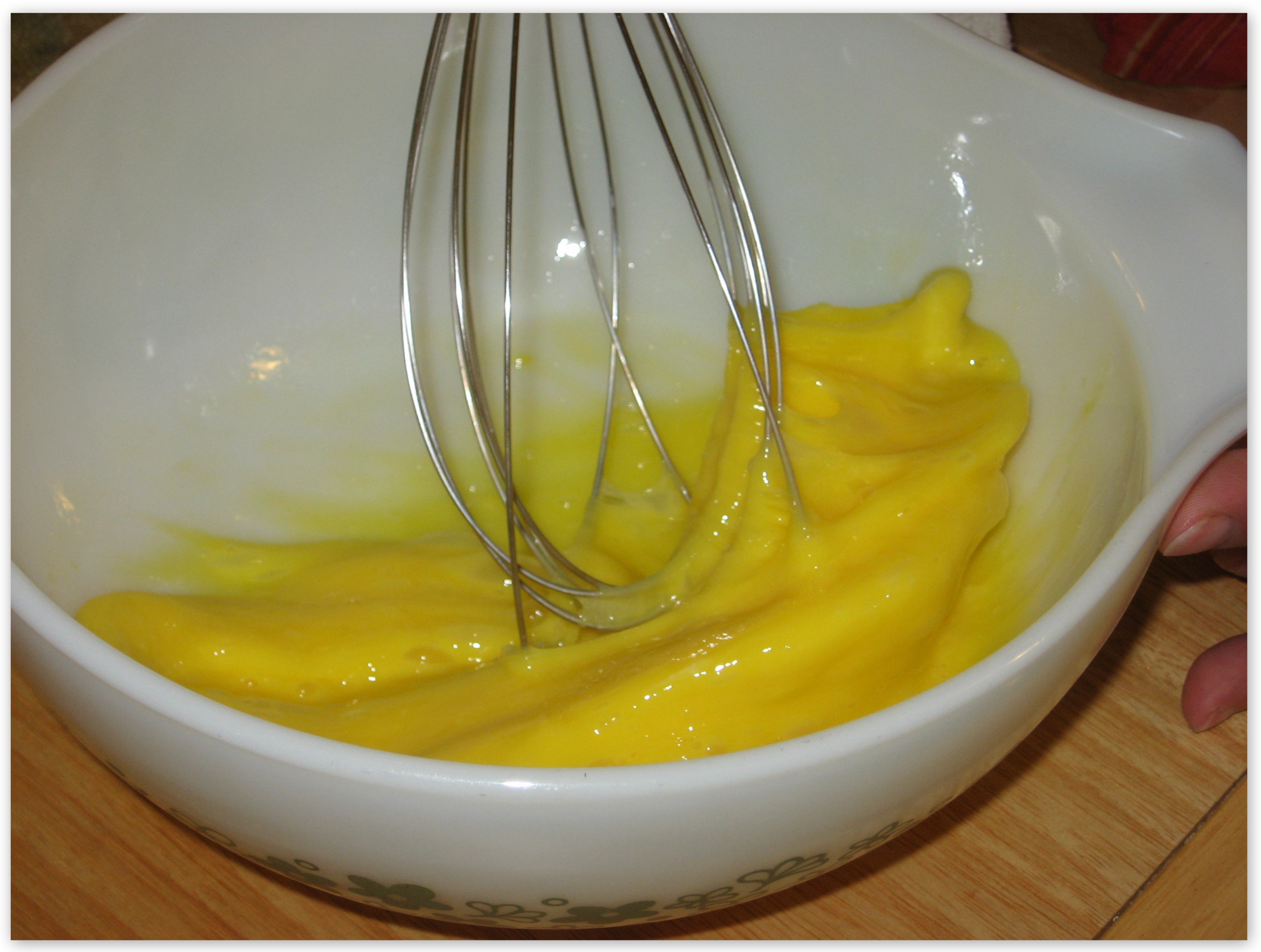 Растопить сливочное масло добавить. Взбить желтки в миске. Взбитые яйца в миске. Яичные желтки взбиваются с сахаром. Взбитые желтки с сахаром.